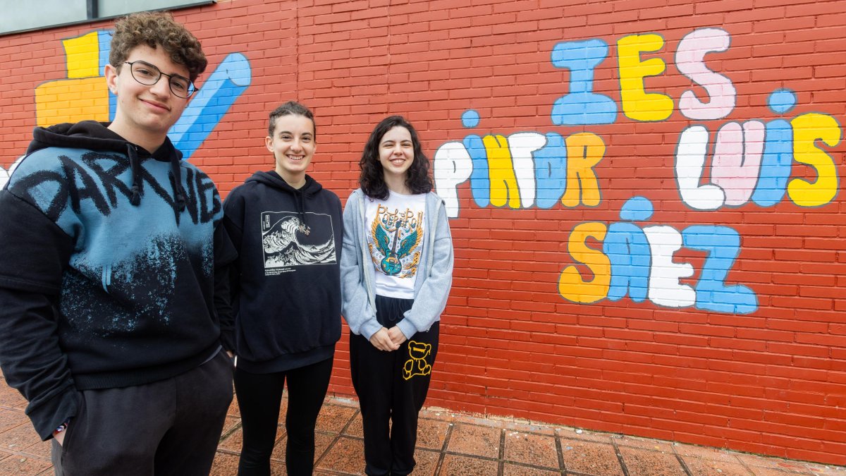 Hugo García, Mar Gonzalo y Nerea Bustillo: alumnos del Pintor Luis Sáez y ganadores del Concurso Reporteros en la Red 2025.
