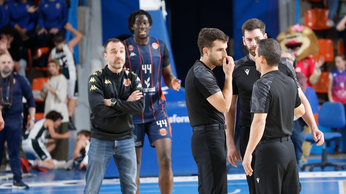 Salva Camps, con cara de circunstancias, espera el fallo arbitral de una jugada del partido ante Obradoiro.