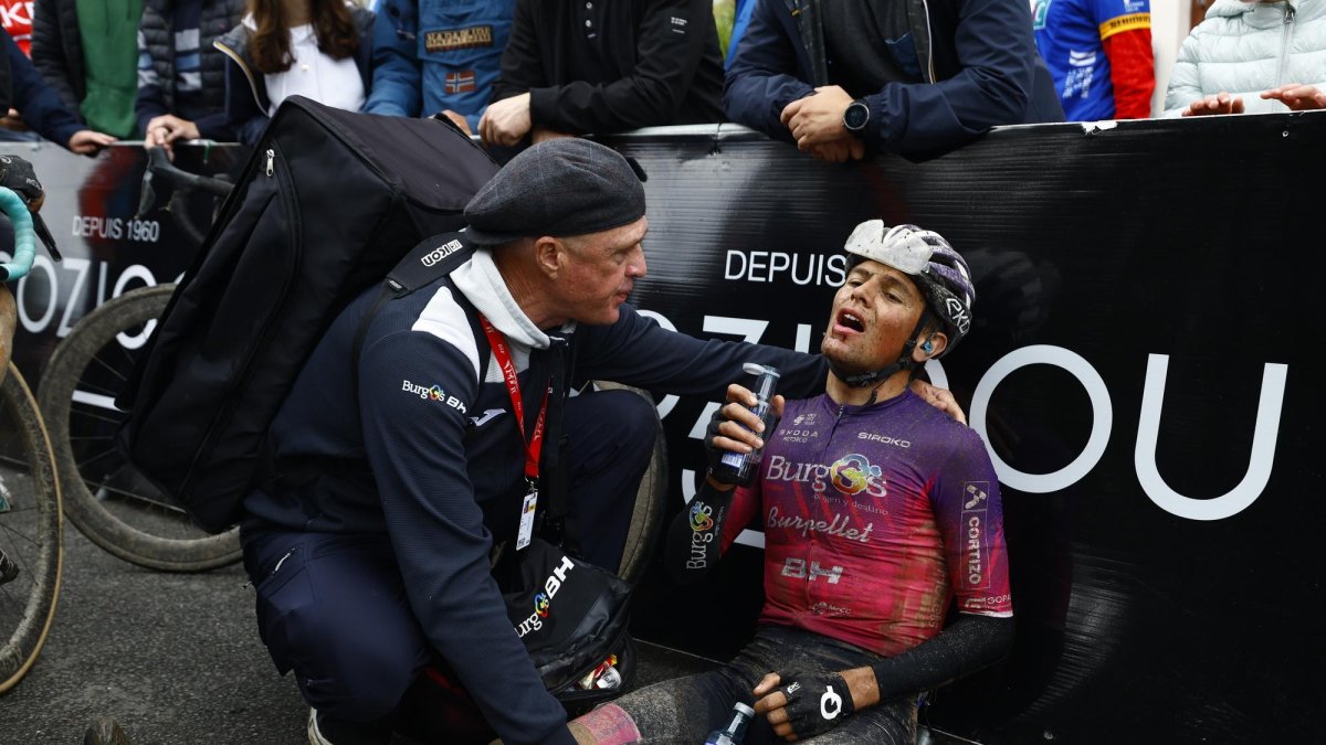 El asturiano, exhausto tras cruzar la línea de meta.