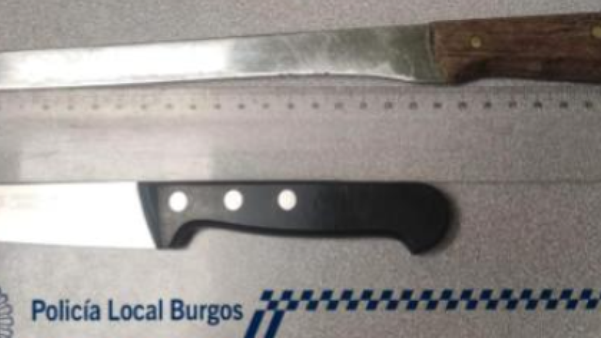 Cuchillos incautados al detenido.