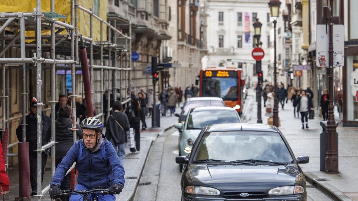 Vehículos y autobuses circulando por la calle Santander, en el centro de Burgos.