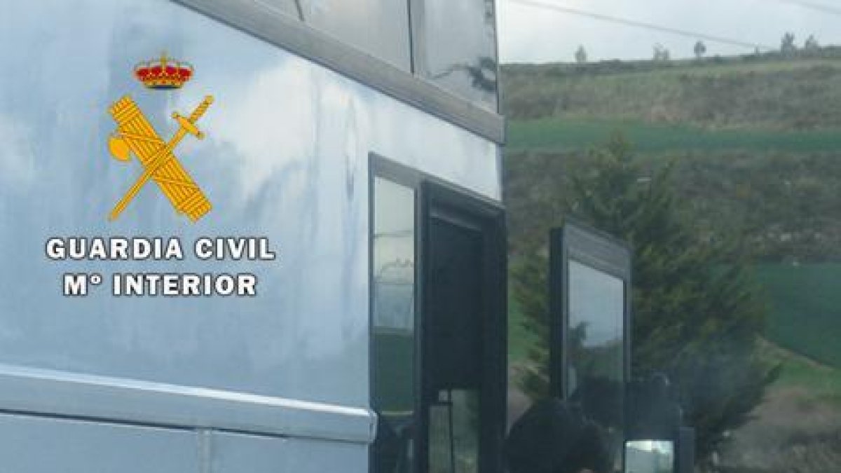 Un agente inspecciona el vehículo.