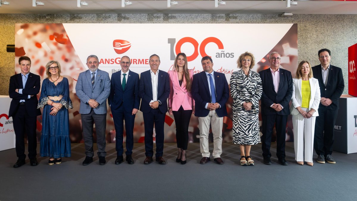 Foto de familia con representantes institucionales en la celebración del centenario de Transgourmet Ibérica en Burgos.