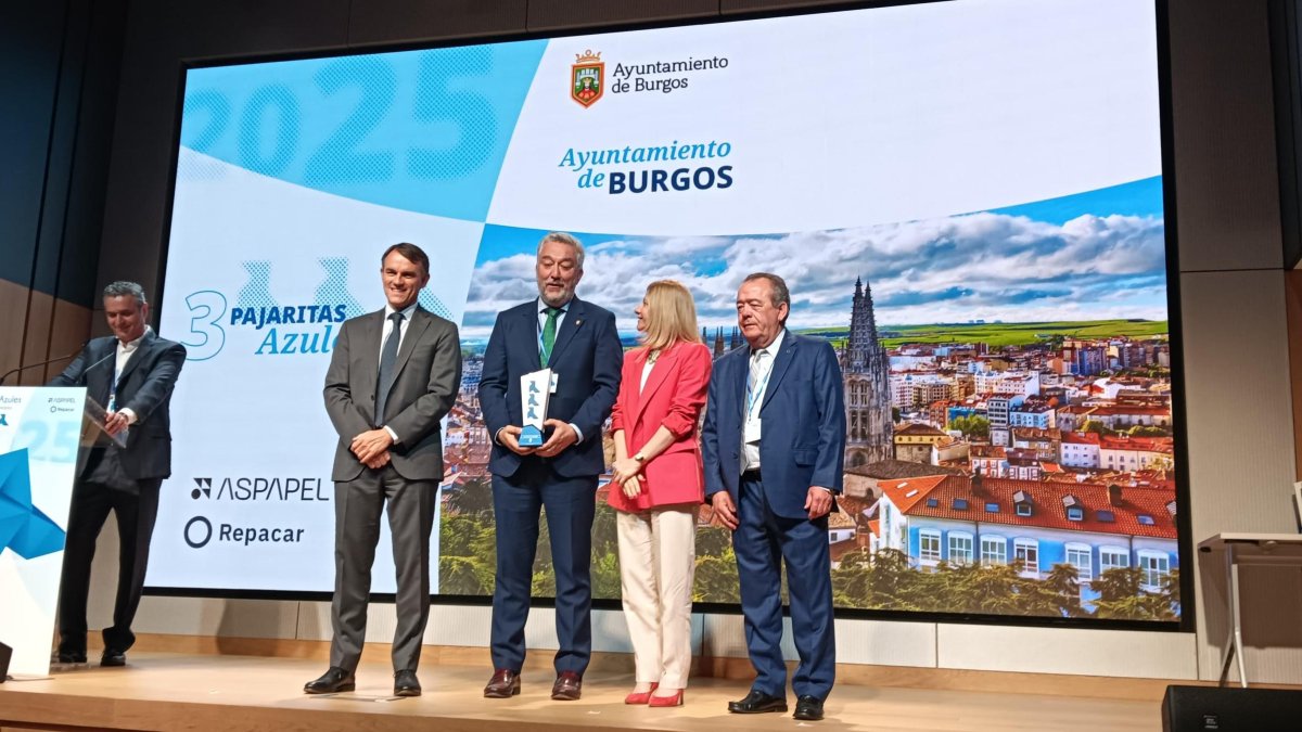 Entrega de tres pajaritas azules al Ayuntamiento de Burgos por parte de Aspapel.