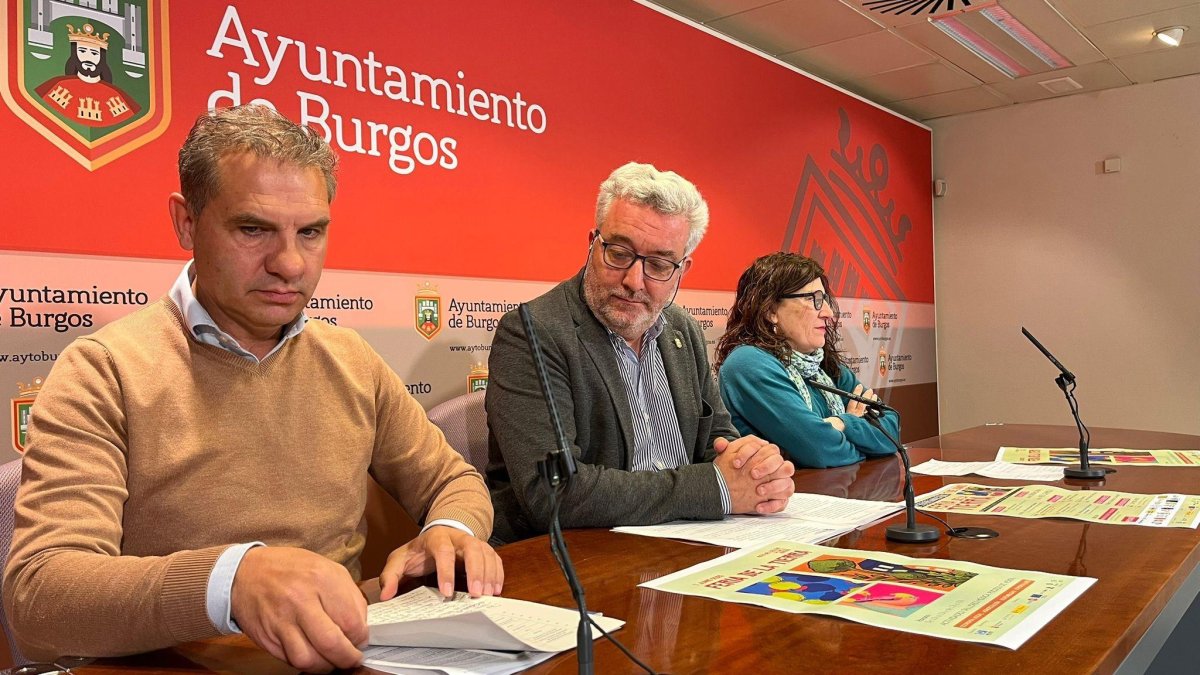 Roberto Lozano, de Fundación Oxígeno, y Marisol López, de Oxfam Intermón, flanquean al concejal de Medioambiente del Ayuntamiento de Burgos, Carlos Niño.