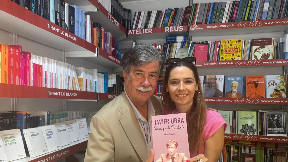 Javier Urra y Jimena Bañuelos, con un ejemplar de 'Pasión por la Psicología'.