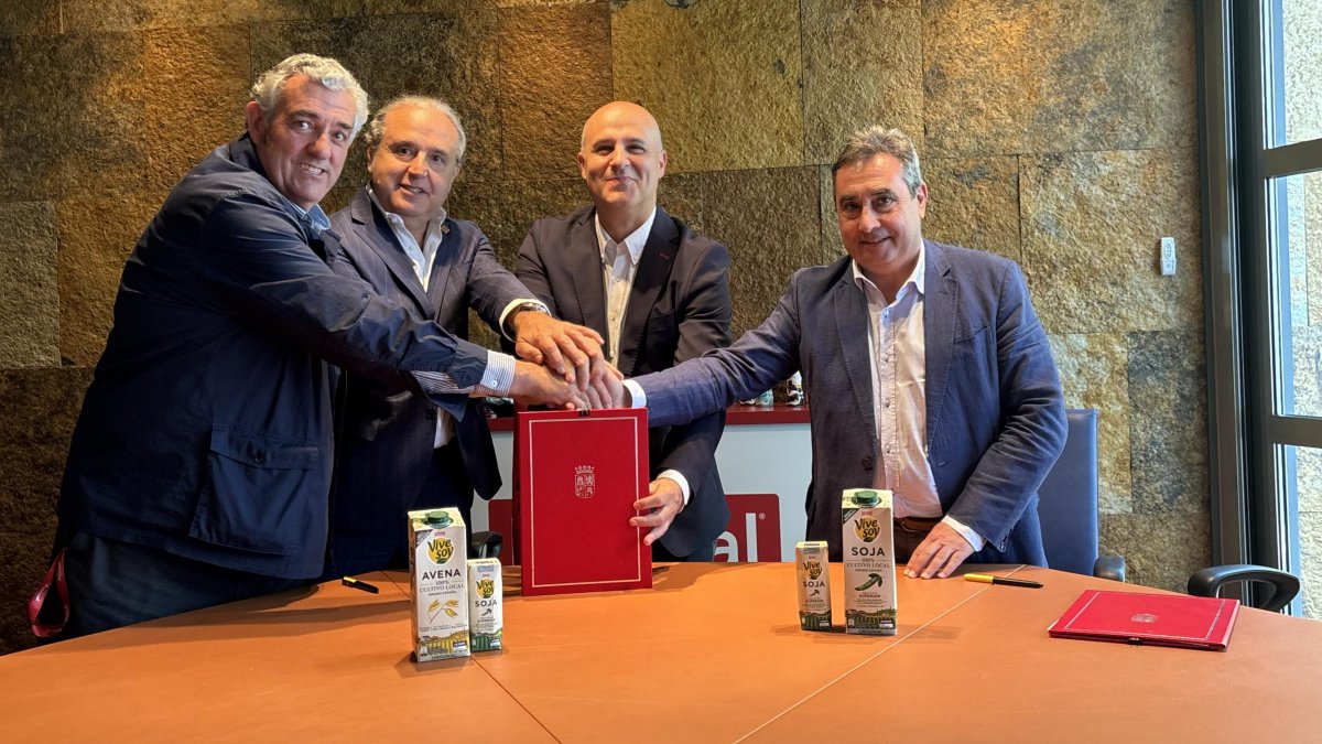 Pie de foto de izq. a drcha.: Joaquín Lorenzo, director de Compras Agro de Pascual; Óscar Hernández, director de Asuntos Públicos, Comunicación y Sostenibilidad de Pascual; Jorge Llorente viceconsejero de Política Agraria Comunitaria y Desarrollo Rural; y Rafael Sáez, director general del ITACYL.
