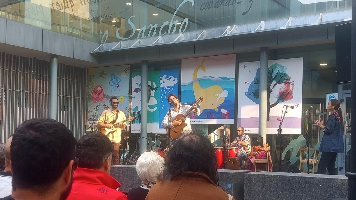 Actuación del grupo Barbacana en la última jornada de la Semana de la Música Local, en la biblioteca Miguel de Cervantes.