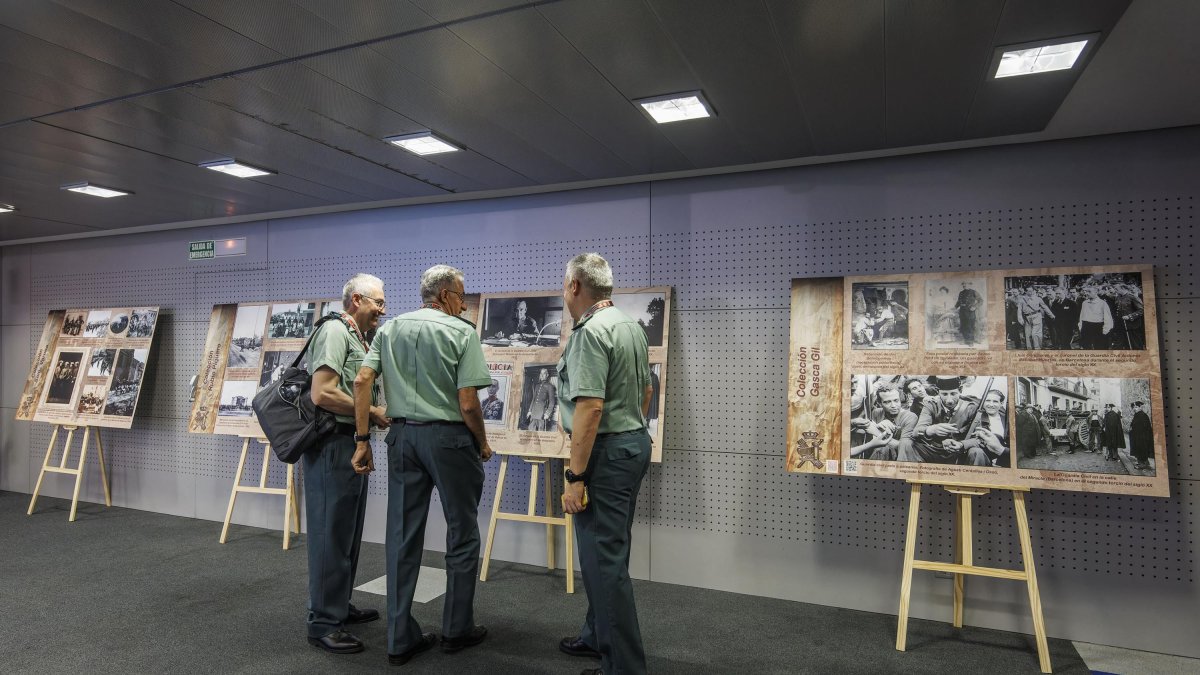 Exposición fotográfica sobre la Guardia Civil en la Fundación Círculo Burgos.