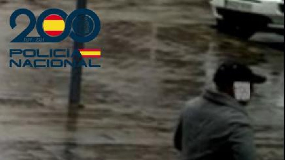 Imagen de uno de los investigados junto a la salida del un parking.