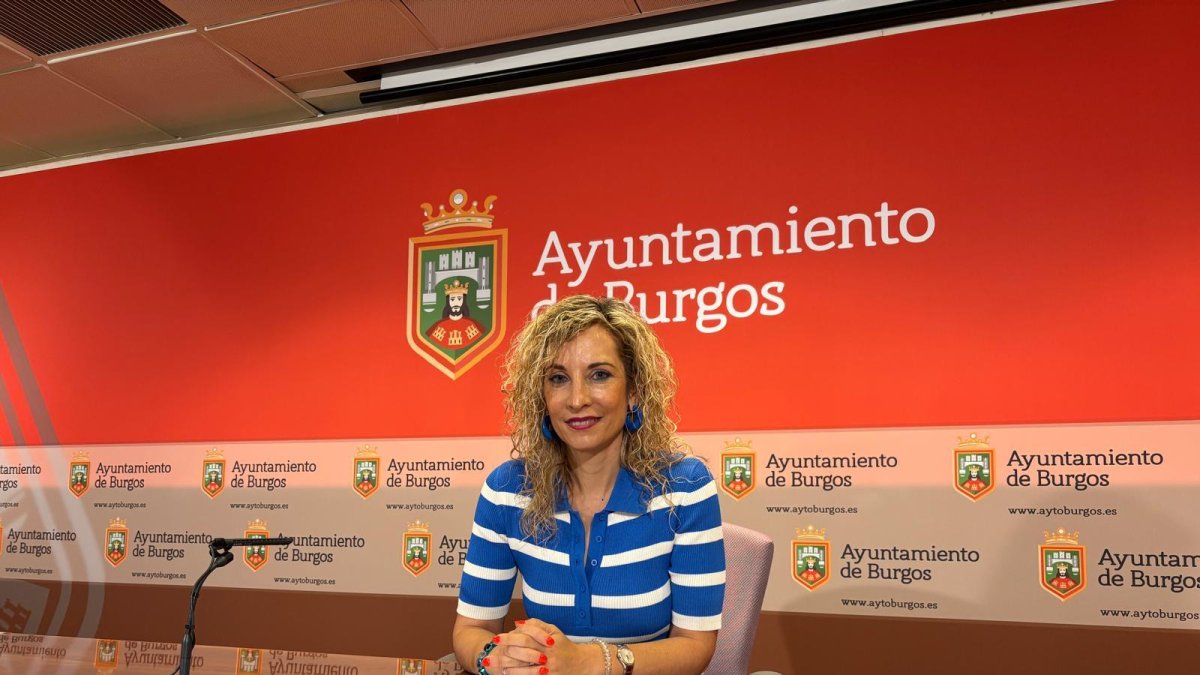 La concejala del PSOE, Blanca Carpintero, en rueda de prensa.