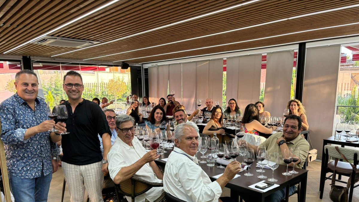 José Nuño (izquierda) junto a Antonio de la Fuente en la cata del cambio