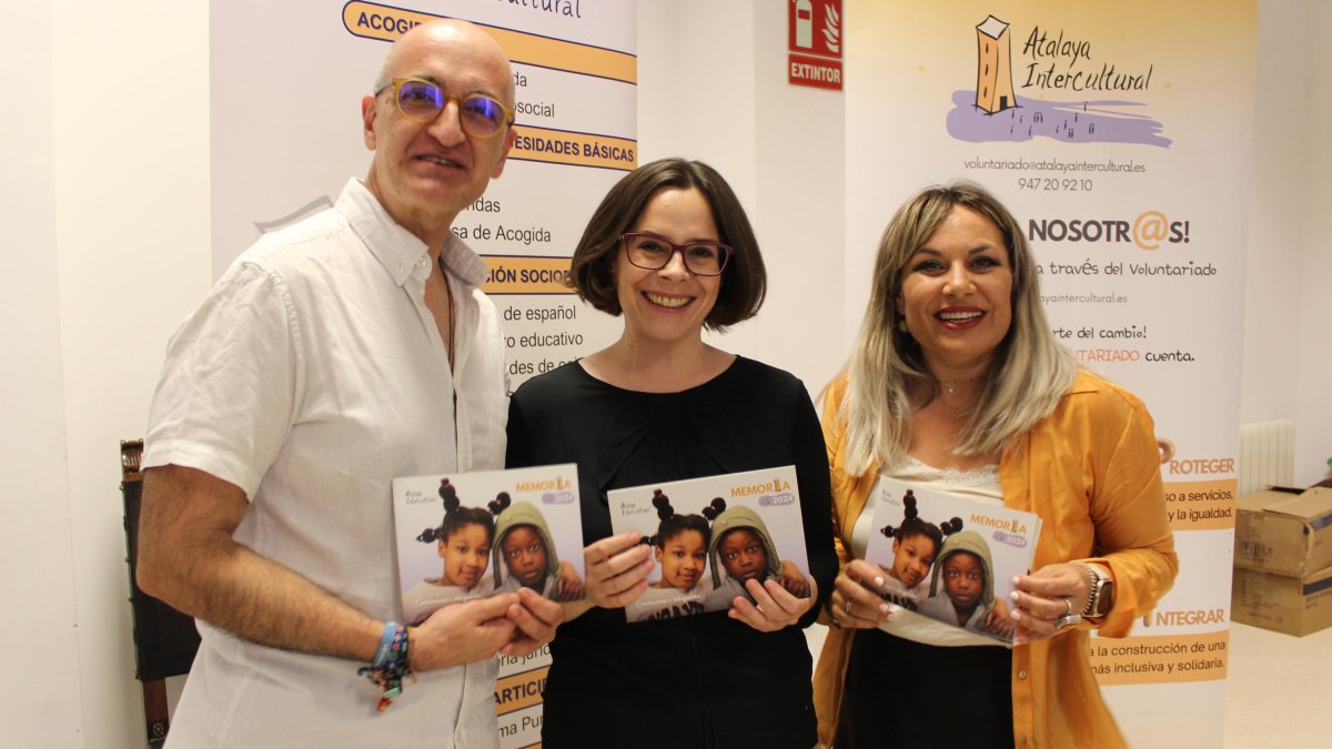 El presidente y la coordinadora de Atalaya, Tomás Gaitán y María Medrano, con la concejal de Servicios Sociales del Ayuntamiento, Milagros del Campo