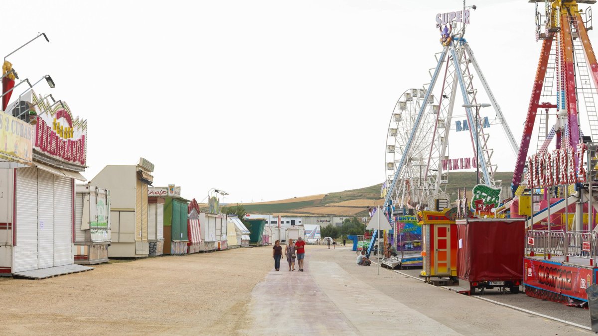 Ni música, ni perro piloto, ni olor a salchipapa. Ayer la Feria de Atracciones de Burgos cerró para protestar por su ubicación en la calle Laredo.