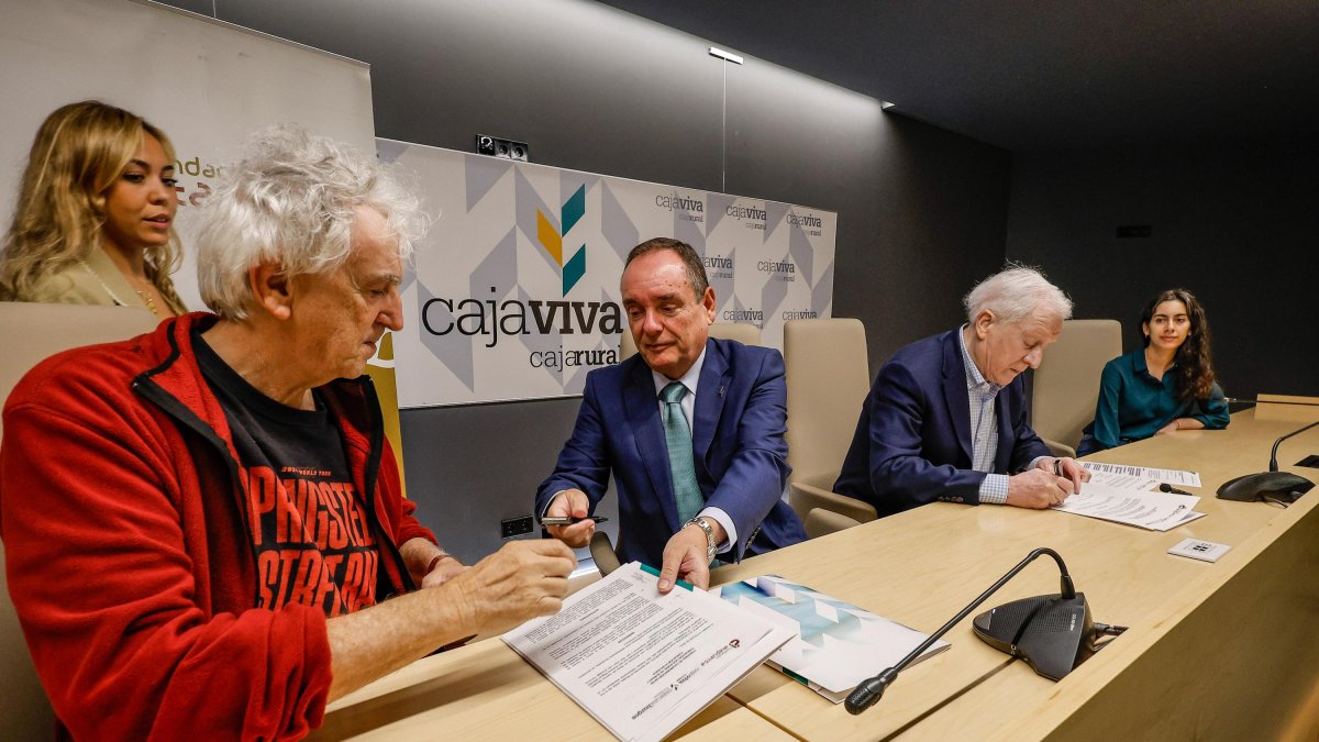 Firma del convenio entre Fundación Atapuerca y Cajaviva Fundación Caja Rural para financiar la beca de investigación de Raquel Blázquez.
