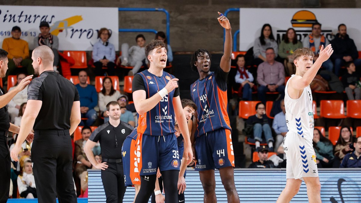 En el centro, Seoane, durante un partido con el Grupo Ureta Tizona Burgos.
