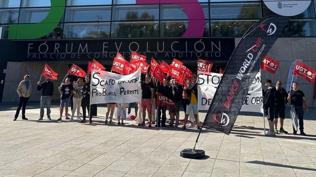 Concentración de trabajadores de Scafo Eventos a las puertas del Fórum Evolución.