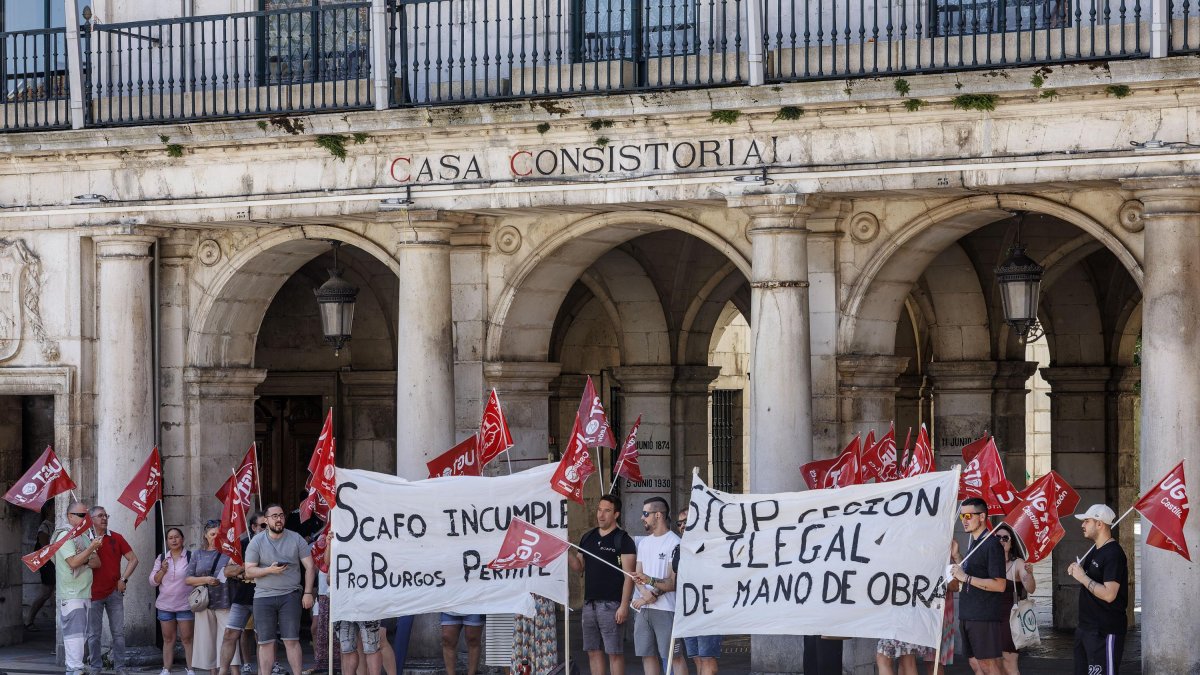 Concentración de trabajadores de Scafo Eventos en la Plaza Mayor de Burgos.