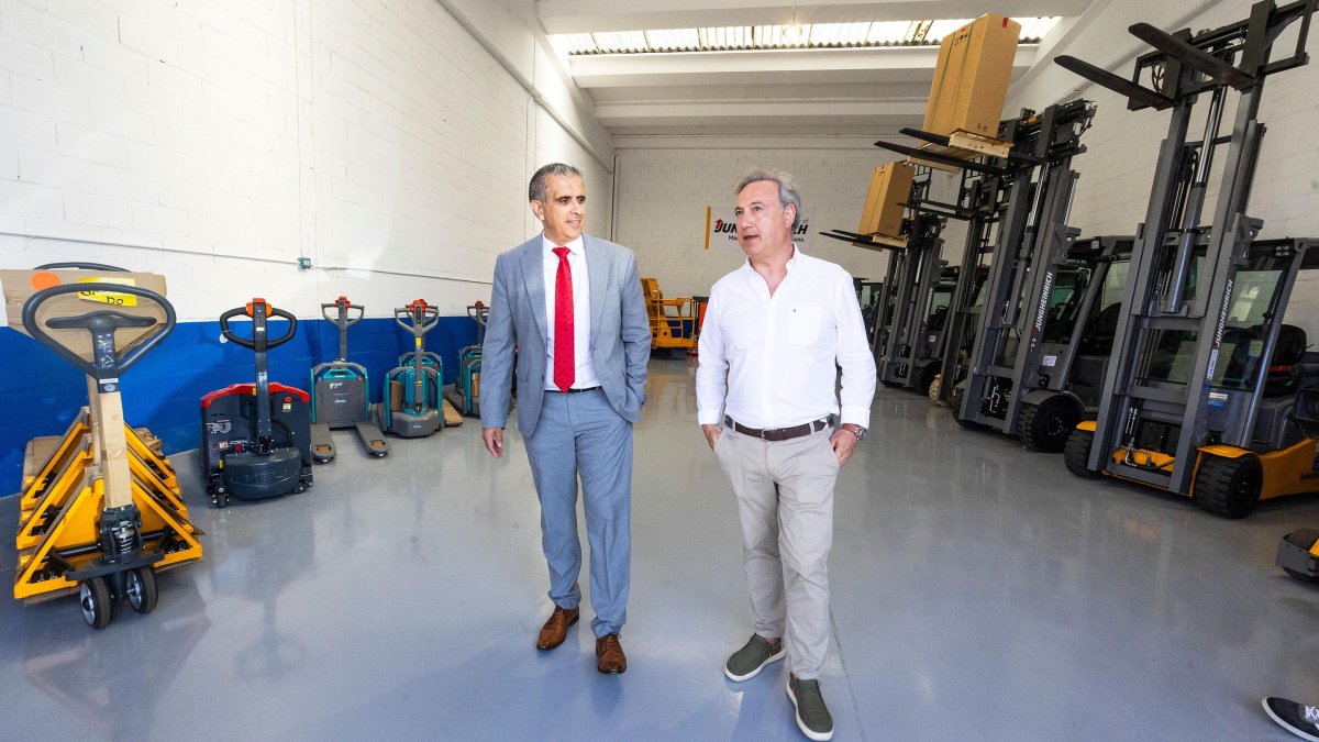 El directo general de Trabajo y Prevención de Riesgos Laborales, José Manuel Barrios, recorre las instalaciones de Talleres Marcos Carretillas, con su gerente, José Andrés López.