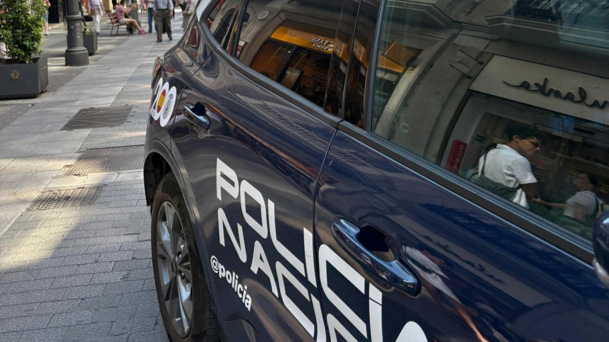 La Policía Nacional detiene a un hombre por intentar mantener un encuentro íntimo con un menor.