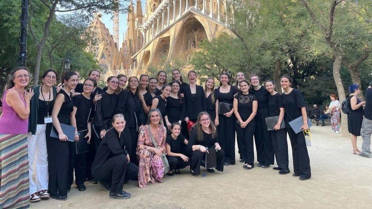 Imagen de la agrupación coral tras el concierto en la Sagrada Familia de Barcelona.