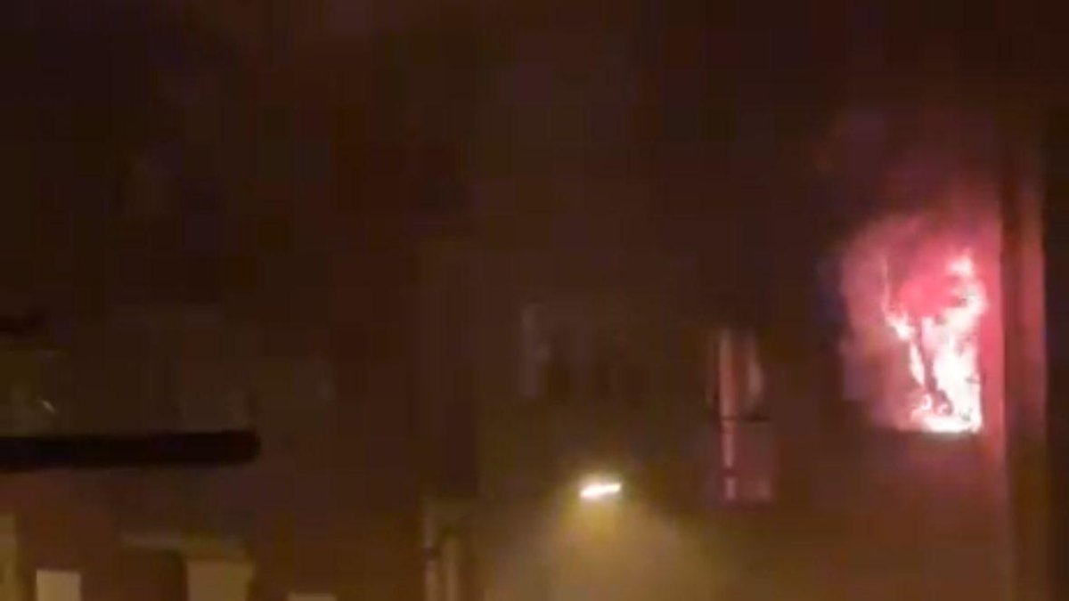 Los bomberos creen que el incendio fue provocado por un fallo eléctrico de un electrodoméstico o cargador