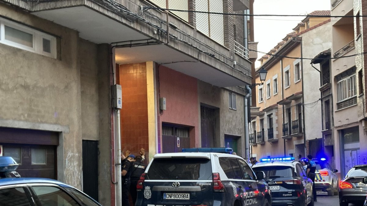 Cuatro vehículos de la Policía Local y Nacional asisten a la detención de un hombre en la calle Los Pozos