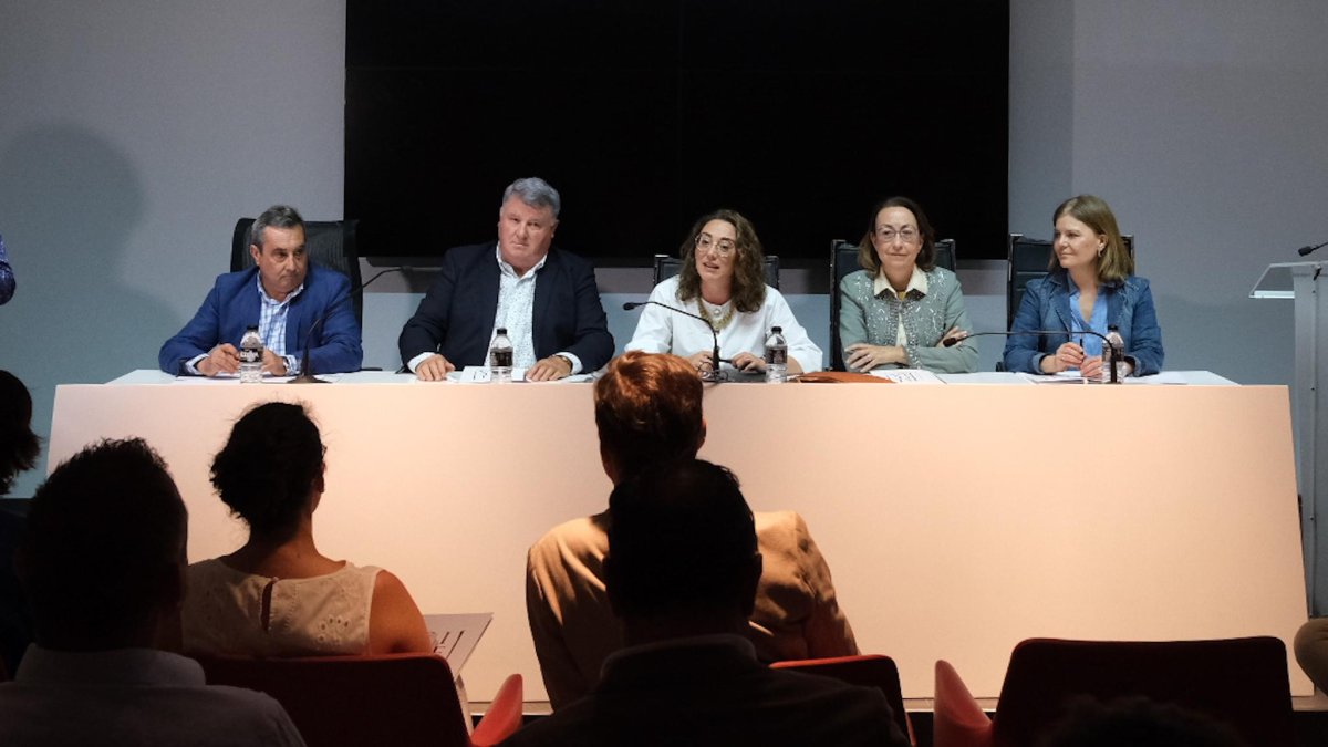 La consejera de Agricultura se reunió en Roca con las denominaciones de origen del vino de Castilla y León.