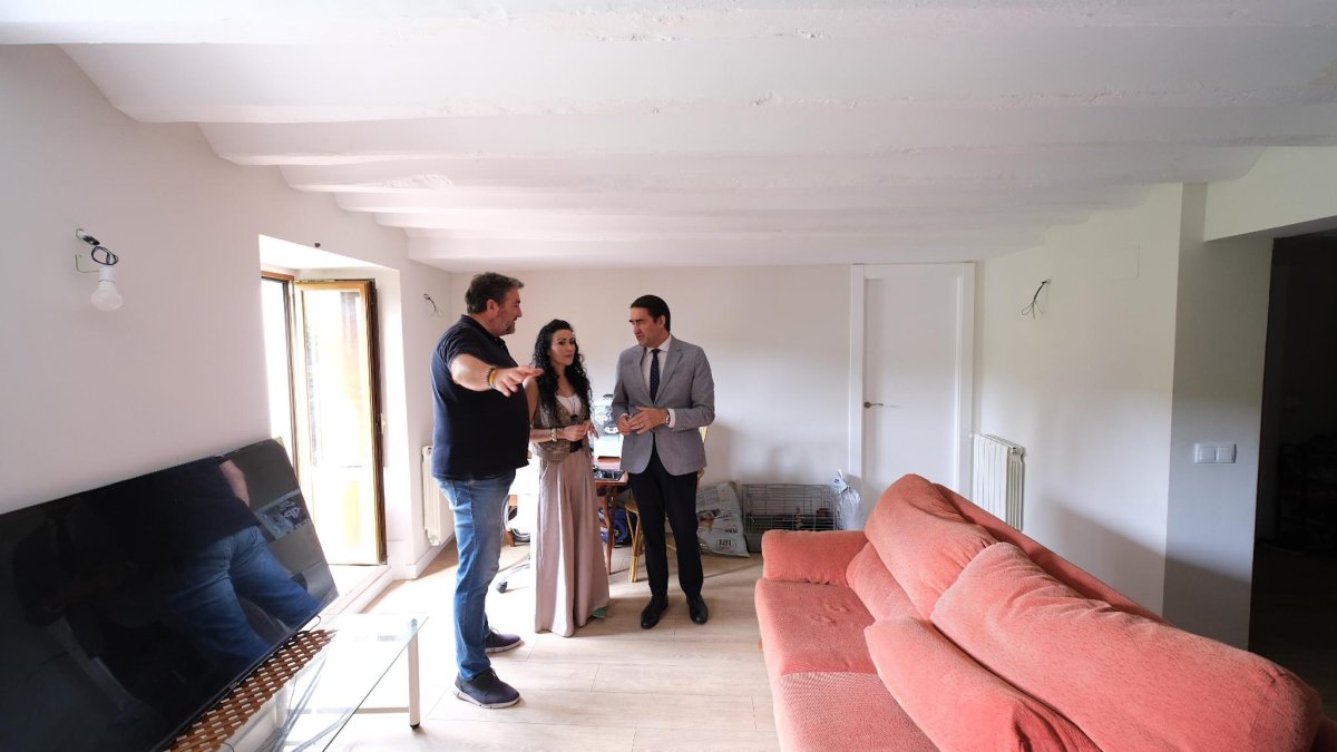 El consejero visitó la vivienda del programa Rehabitare en Rubena.