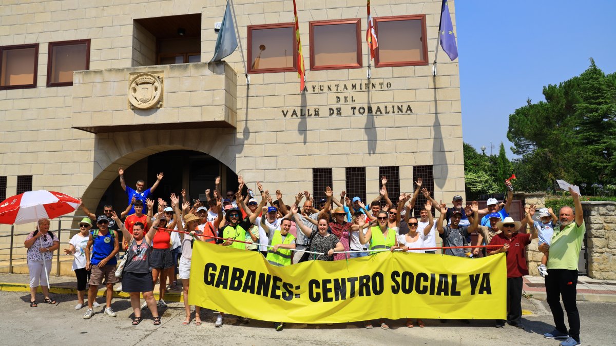 Quintana Martín Galíndez acoge una protesta pacífica en defensa de un centro social para Gabanes.