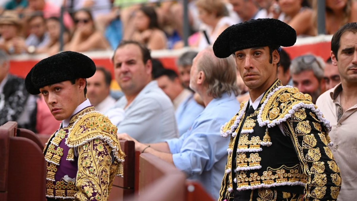 Los dos toreros burgaleses en el callejón de la plaza de Roa de Duero.