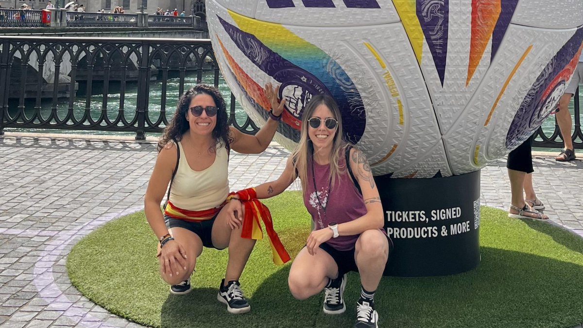 Nerea y Marta, que han jugado al fútbol durante años, en un momento de su viaje a la Eurocopa.