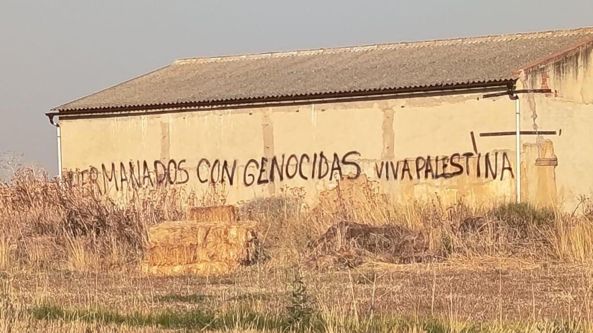 Una de las pintadas con las que ha amanecido el pueblo burgalés de Castrillo Mota de Judíos.