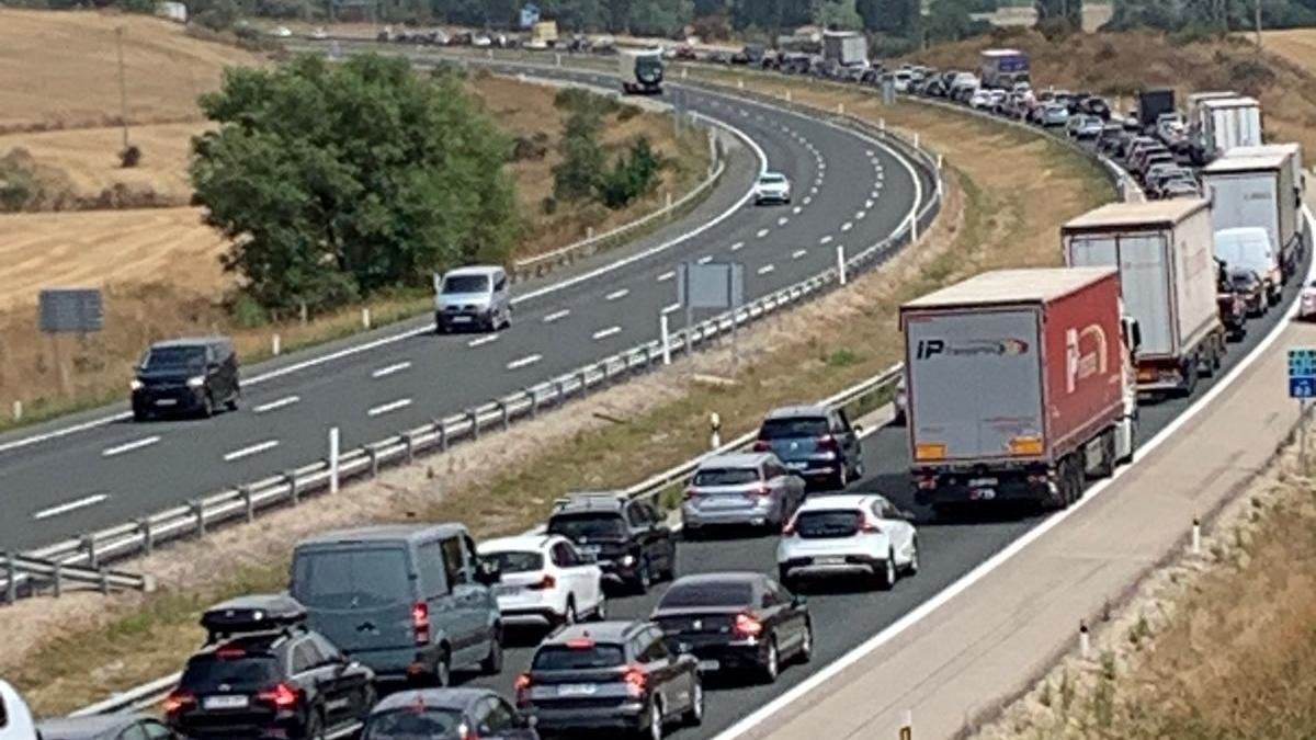 Retenciones en la AP-1 a la altura de Monasterio de Rodilla en dirección Vitoria tras un accidente en Santa Olalla de Bureba.