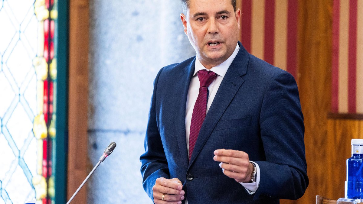 El portavoz socialista, Daniel de la Rosa, durante el Debate del Estado de la Ciudad celebrado en julio.