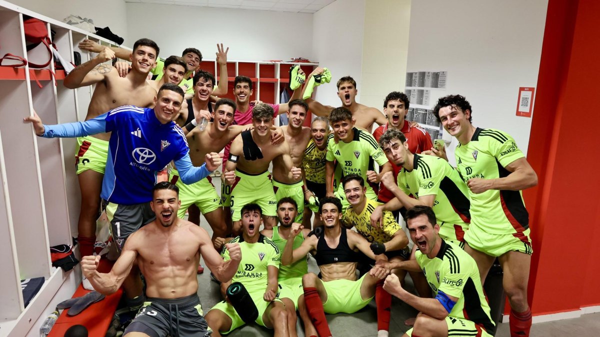 La plantilla del Mirandés celebra en el vestuario su primera victoria en la temporada.