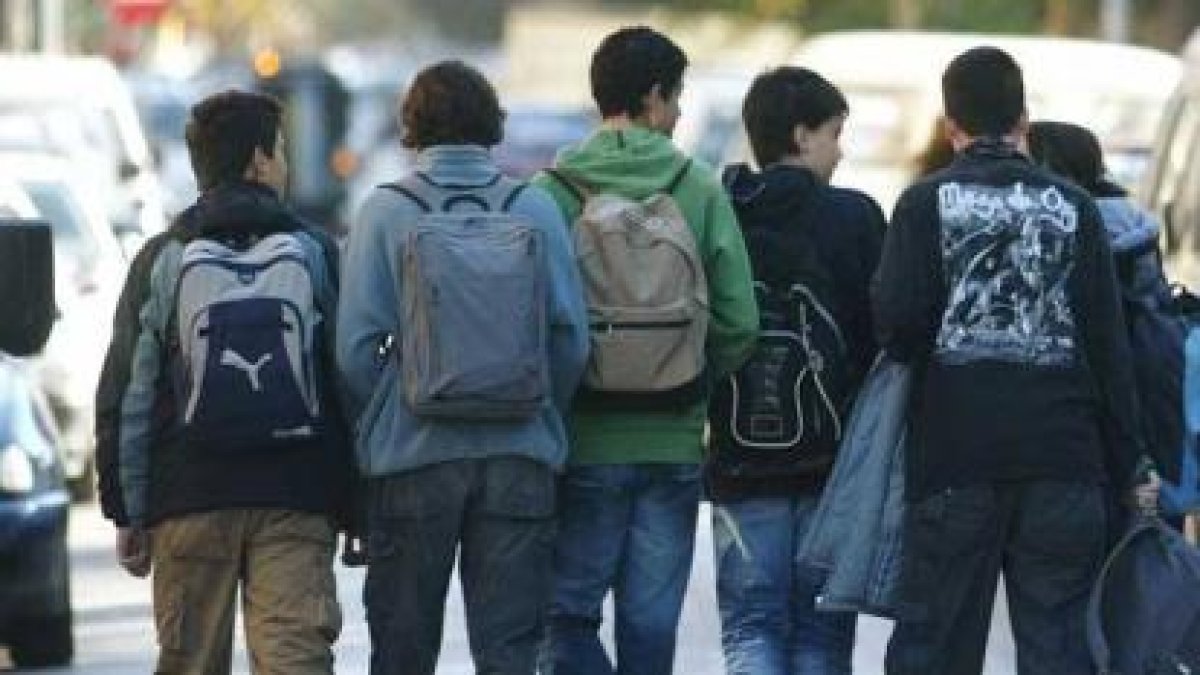 Un grupo de jóvenes camina por Burgos.
