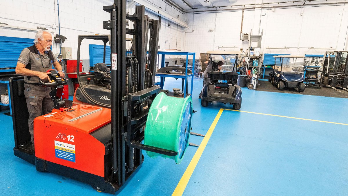 Trabajadores en un taller de Burgos.