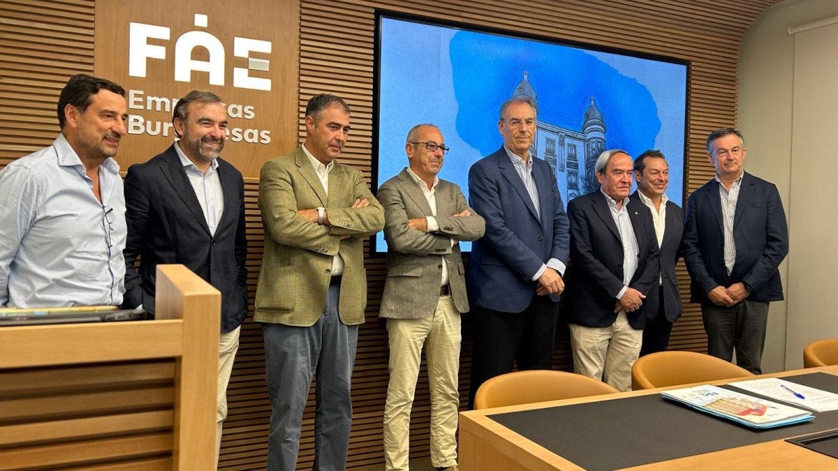 Miguel Ángel Benavente, rodeado de su equipo en FAE, momentos antes de anunciar que da «paso al lado».