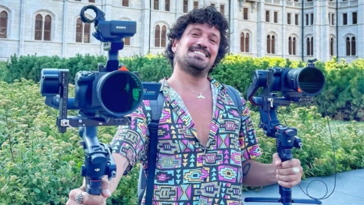 Carlo posa con cámaras en el capítulo grabado en Budapest.