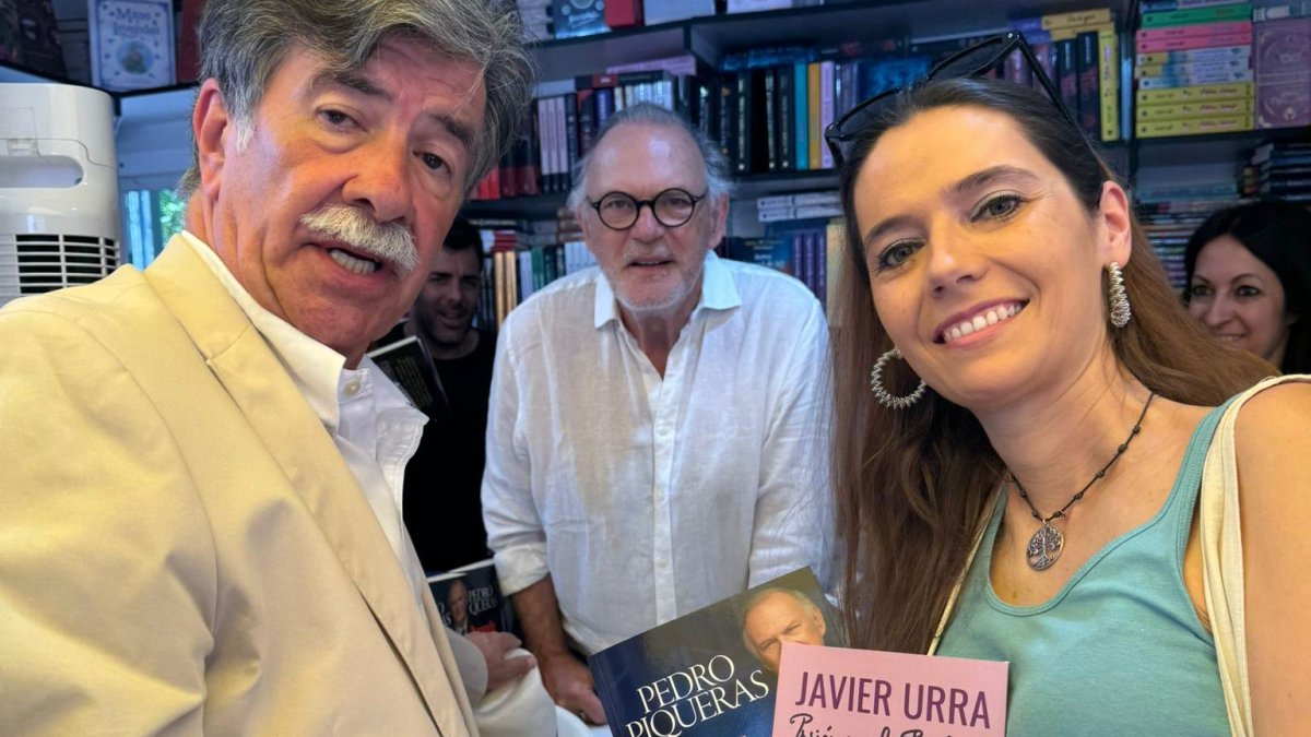 Javier Urra y Jimena Bañuelos, con Pedro Piqueras.