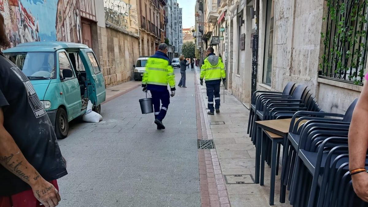 Dos operarios de plagas del Ayuntamiento de Burgos, en una imagen de archivo, en la calle La Puebla.