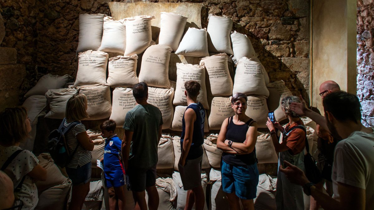 Sacos de sal en la exposición que acerca este oficio a los visitantes del Centro de Interpretación de las Reales Salinas de Poza.
