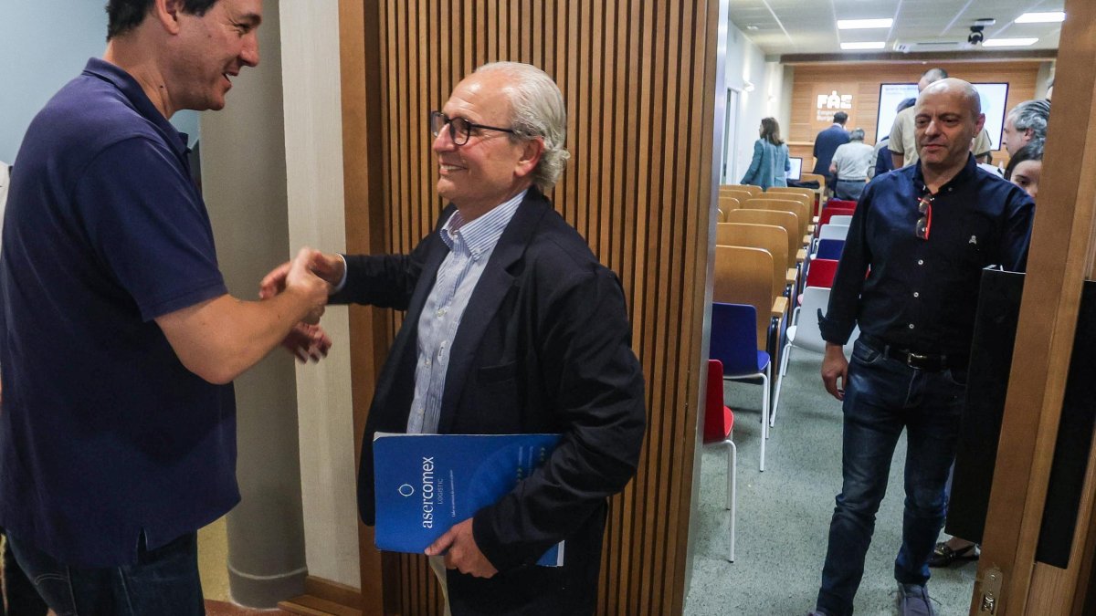 San Millán es felicitado tras proclamarse presidente de FAE.