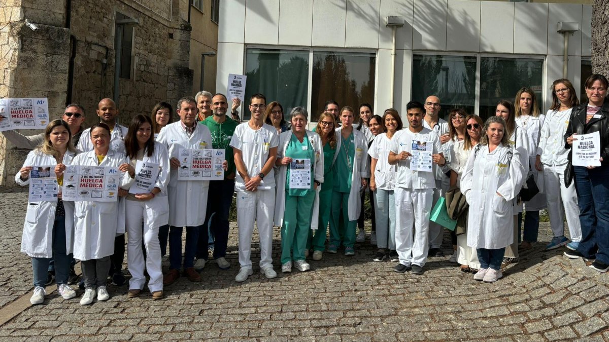 Medio centenar de médicos se han concentrado esta mañana en el Santos Reyes