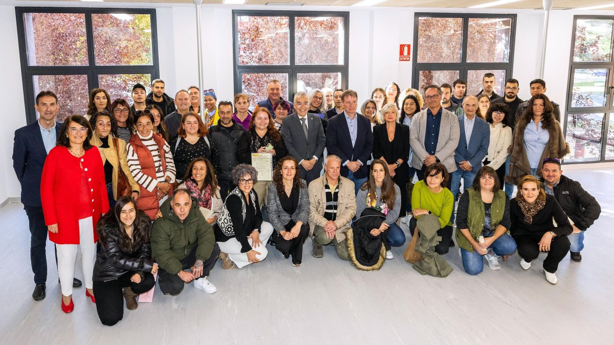 Foto de familia de los titulados en los programas mixtos de formación y empleo y representantes de las distintas administraciones que los impulsan.