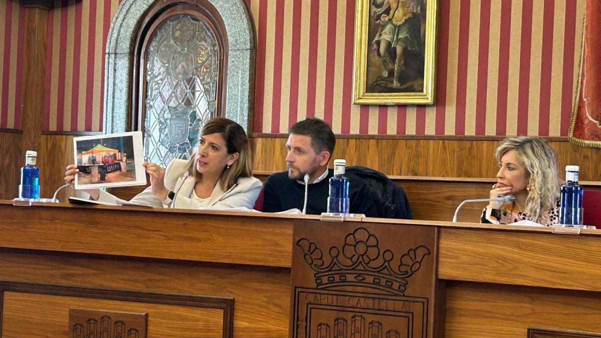 Nuria Barrio, concejala del PSOE, enseña una jaima en las que se sirvió comida en los aledaños del Andén 56.