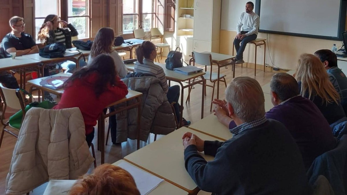 Con 440 plazas disponibles en sus 20 cursos, han recibido 1.450 peticiones