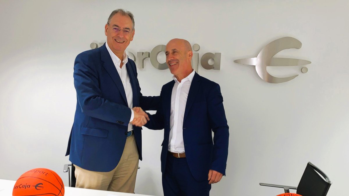 Miguel Ángel Benavente Y Javier González, tras rubricar el acuerdo en la sede de la entidad financiera.