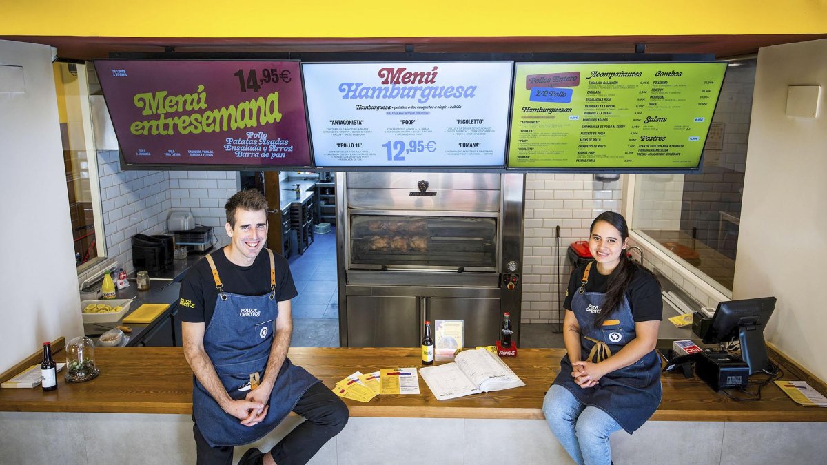 El cocinero David García posa junto a Margarita Guarin en el mostrador de Pollos Opuestos, el negocio que se ha propuesto dar una vuelta al pollo asado.